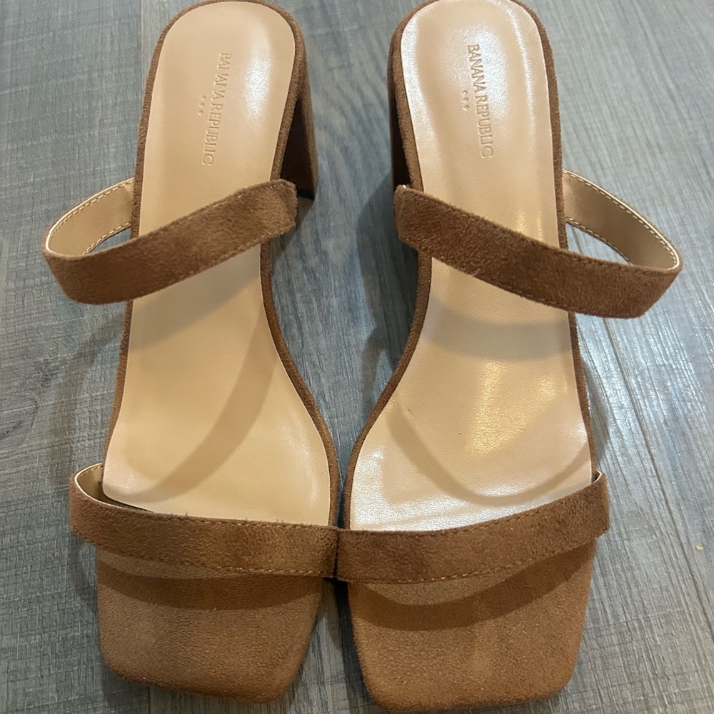 Banana Republic Women's Tan Suede Heels